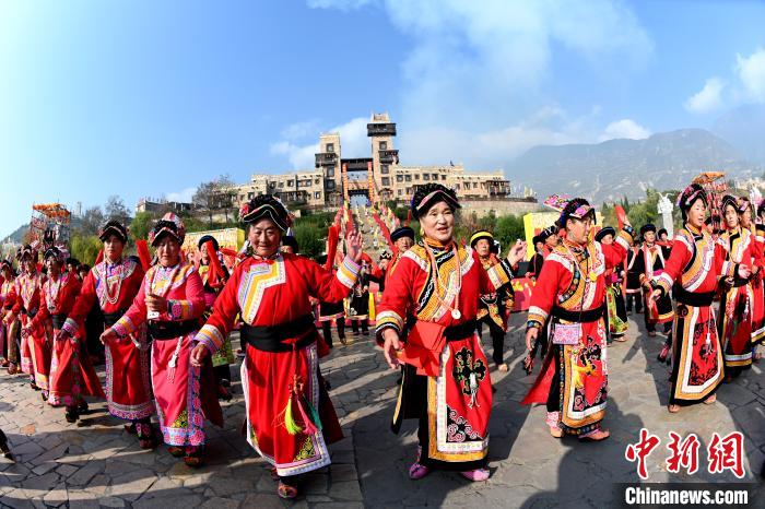 羌城萨朗广场上聚集举行一场了最具羌族传统饮食文化特色的羌年坝坝宴