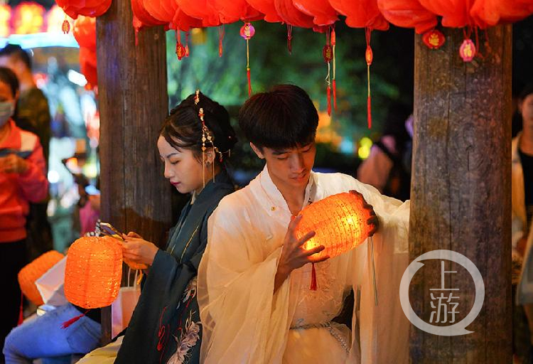 古风来袭大渡口义渡古镇穿上汉服感受国风灯会