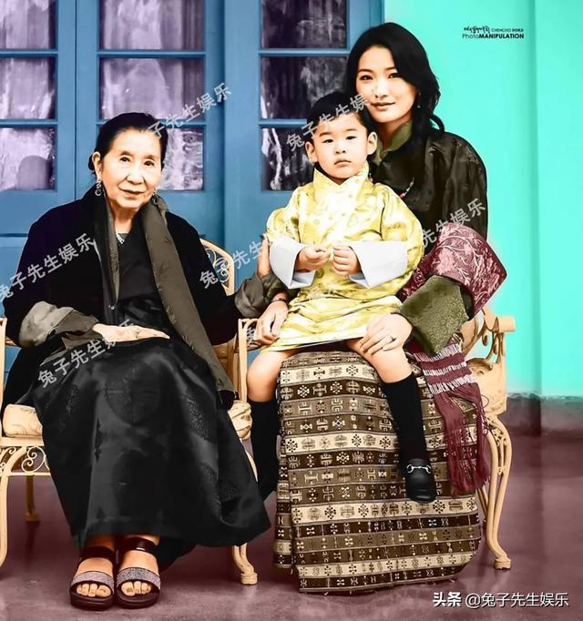 30岁不丹王后为情所困与国王合体收礼不碰丈夫衣袖动作敷衍