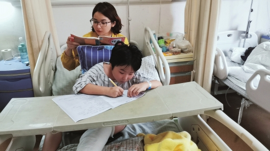 领养的孩子查出脑瘫，妈妈辞掉高薪工作跑到深圳为女儿学推拿：当时我觉得这就是我的孩子