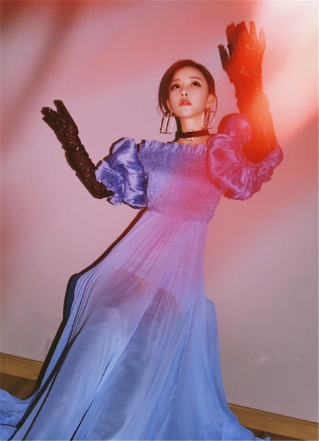 这透光长裙美绝了!冯提莫蓝天鹅新造型抢眼,黑丝内搭神秘高雅