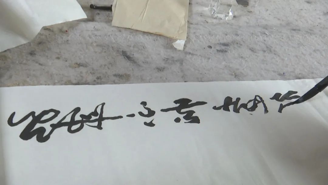 一见面菏泽成武的刘统运老人,   就要给我们要展示一下   他的书法