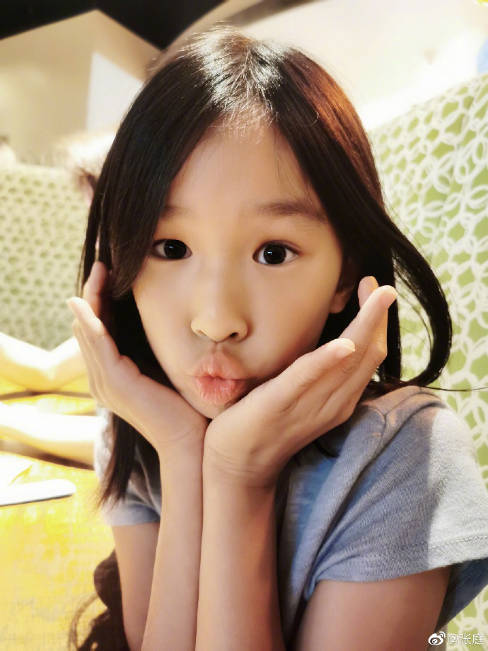 张庭10岁女儿被说丑,回应不靠脸是靠嘴吃饭,还说女儿有国际范