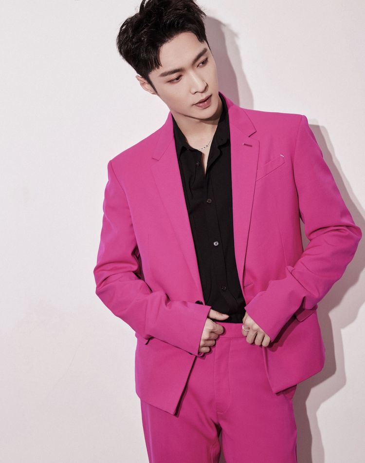 男明星如何驾驭桃红色?红配黑强烈对比,来看张艺兴的效果