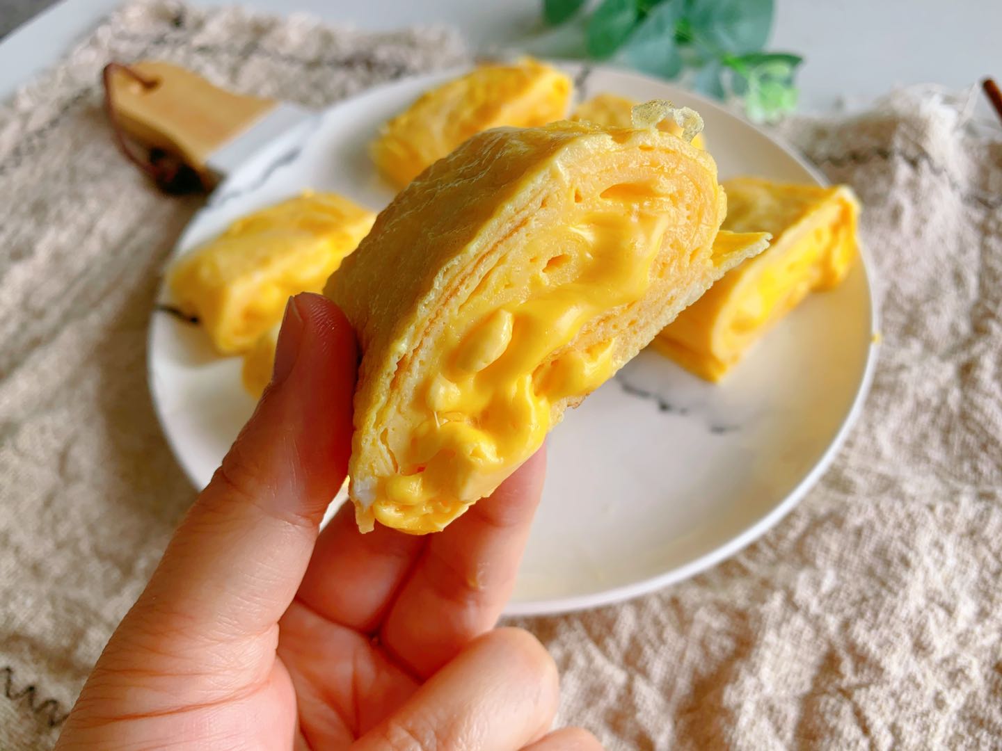 4个鸡蛋,半杯牛奶,教你做奶香浓郁,一口就爆浆厚蛋烧