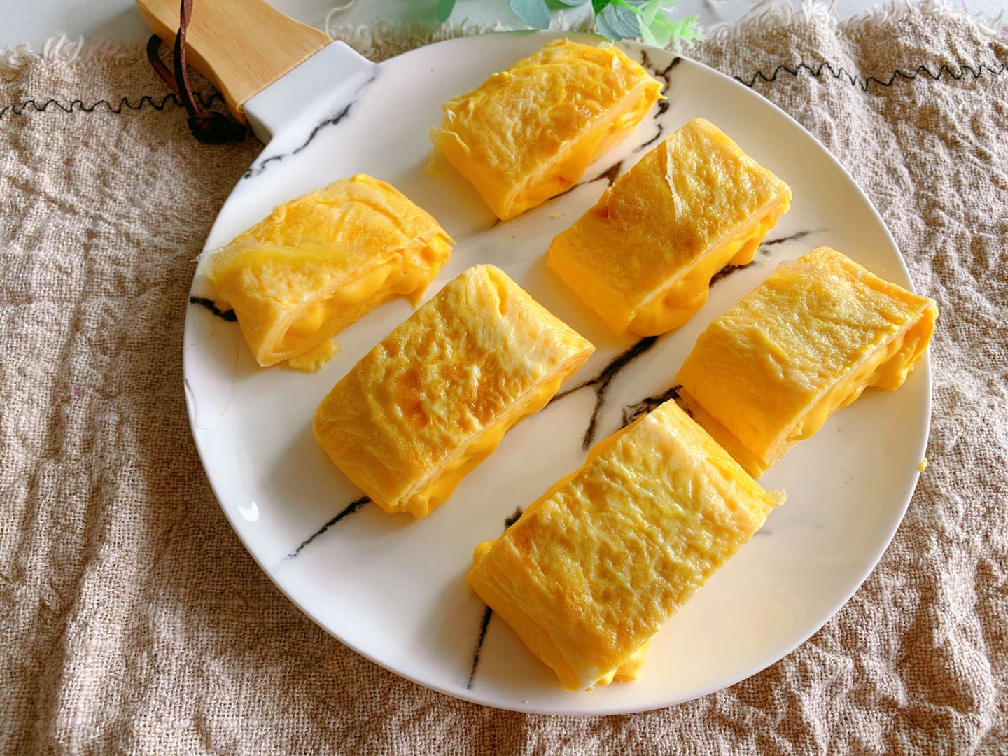 4个鸡蛋,半杯牛奶,教你做奶香浓郁,一口就爆浆厚蛋烧