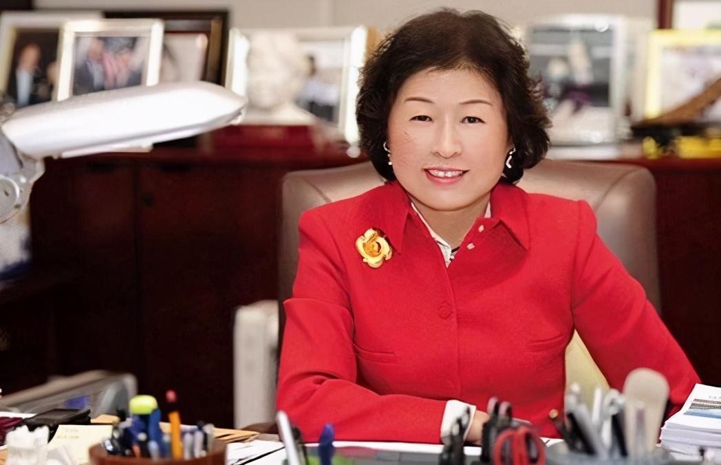 中国首位女首富把不起眼的小生意做到中国最大今坐拥420亿