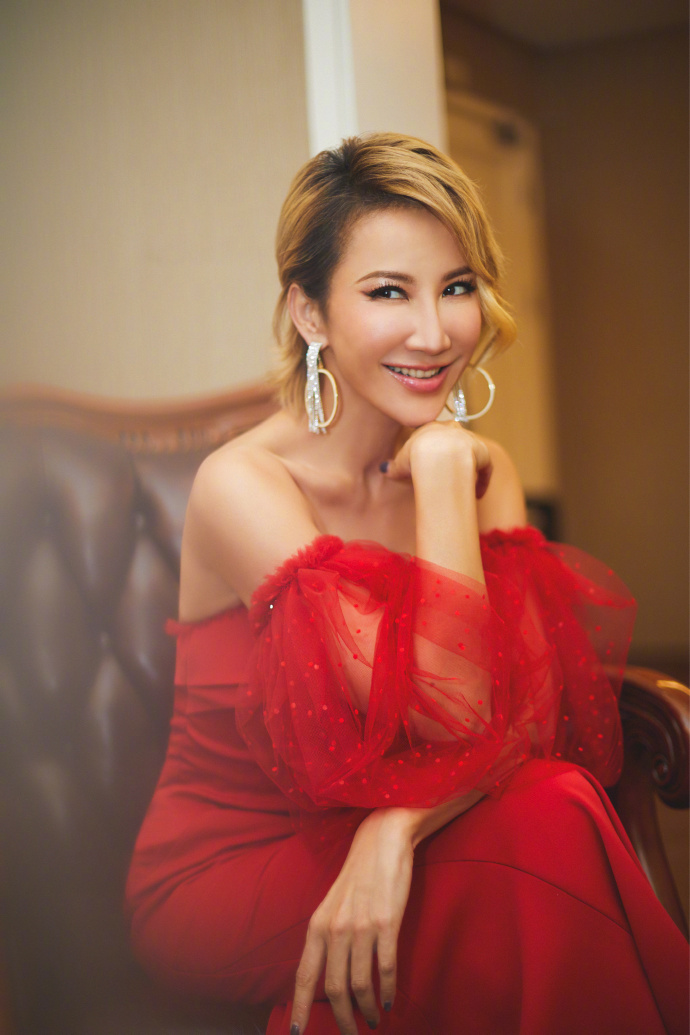 李玟越老越敢穿,一袭抹胸纱裙"葫芦"身材尽显,这个阿姨不简单