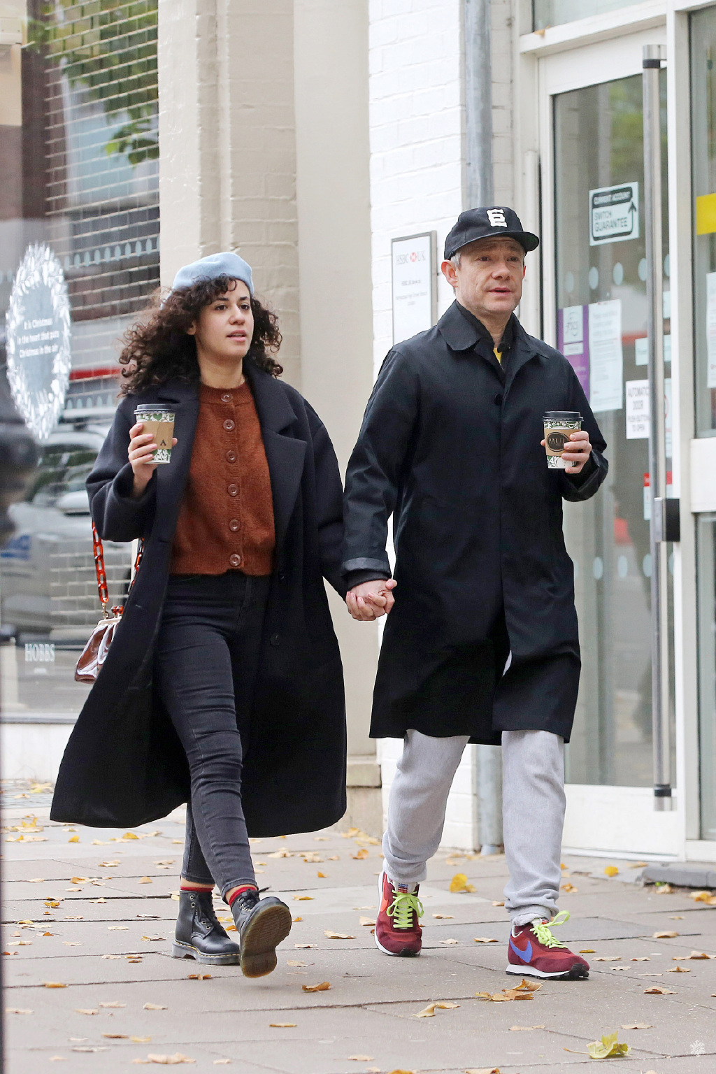 和新女友十指紧扣,甜蜜逛街|马丁·弗瑞曼|恋爱|神探夏洛克_新浪新闻