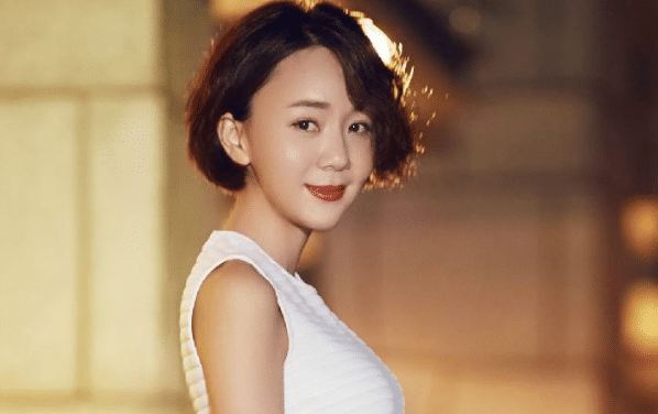 她在电视剧中扮演陆心萍,也是一位非常漂亮的大美女,和电视剧中的尔豪