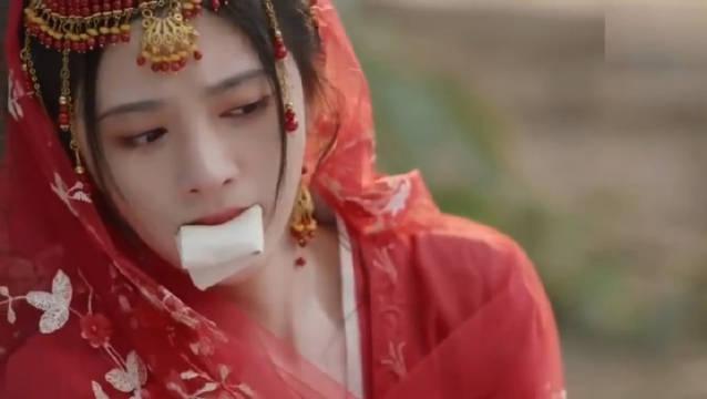 来康康鞠婧祎新剧,她嘴里塞着抹布,无法说话