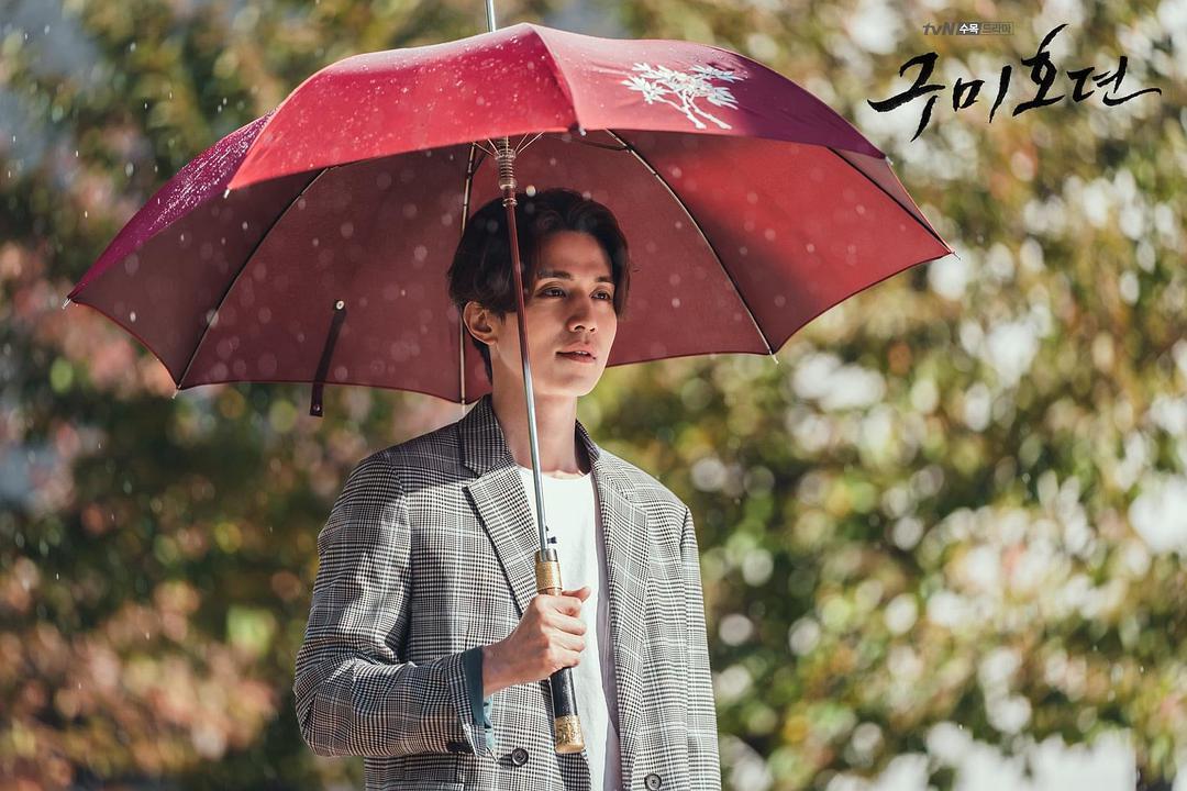 李栋旭近照:九尾狐滤镜褪去发色也恢复,胡茬明显沧桑似大叔