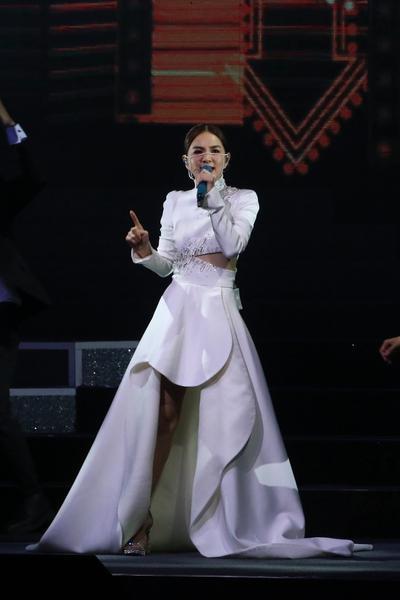 ella陈嘉桦身穿露腰裙装上台表演,魅力十足