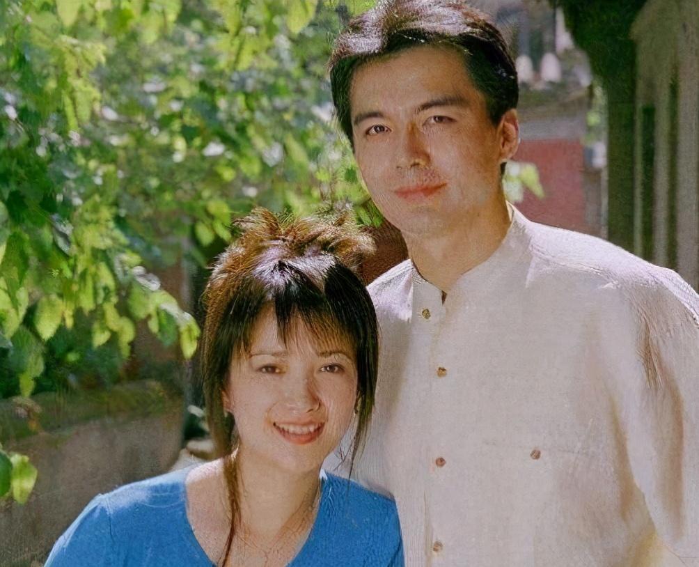 一生经历4段婚姻,每一任妻子都是大美人,许亚军风采仍不减当年