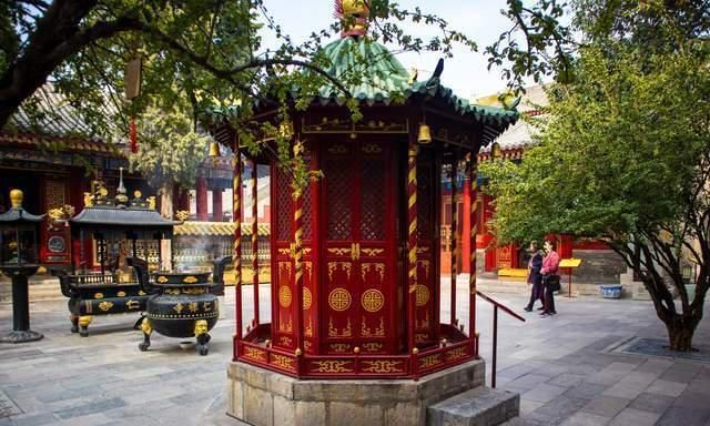 观音殿两侧分别是护法殿和长寿殿,广仁寺的第二重大殿是绿度母殿,这是