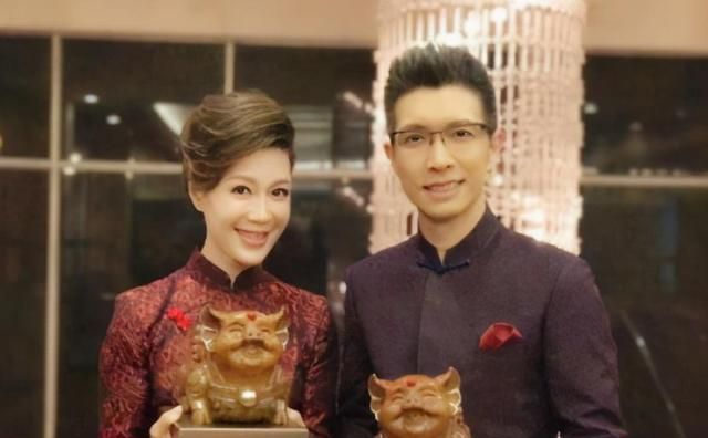 央视主持李文静当万人观众前打哈欠,竖中指被骂,今46岁怎样了?