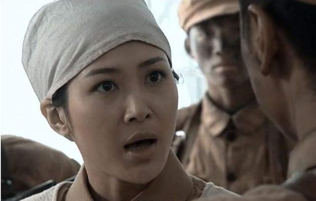 在原版的亮剑中,医院的护士都是穿着军装,然后在外面套上一个白色的