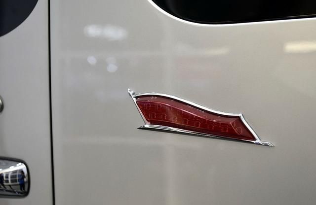 红旗高端公务车亮相红酒杯车标霸气v8发动机不输考斯特