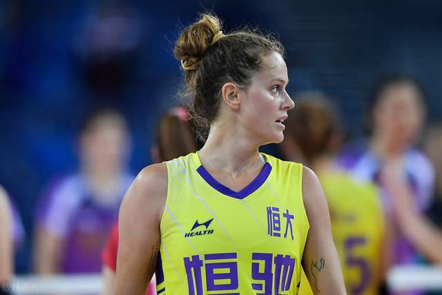 从第二局后半段到第三局,江苏女排调整攻手,用主攻吴晗换下许若亚,这