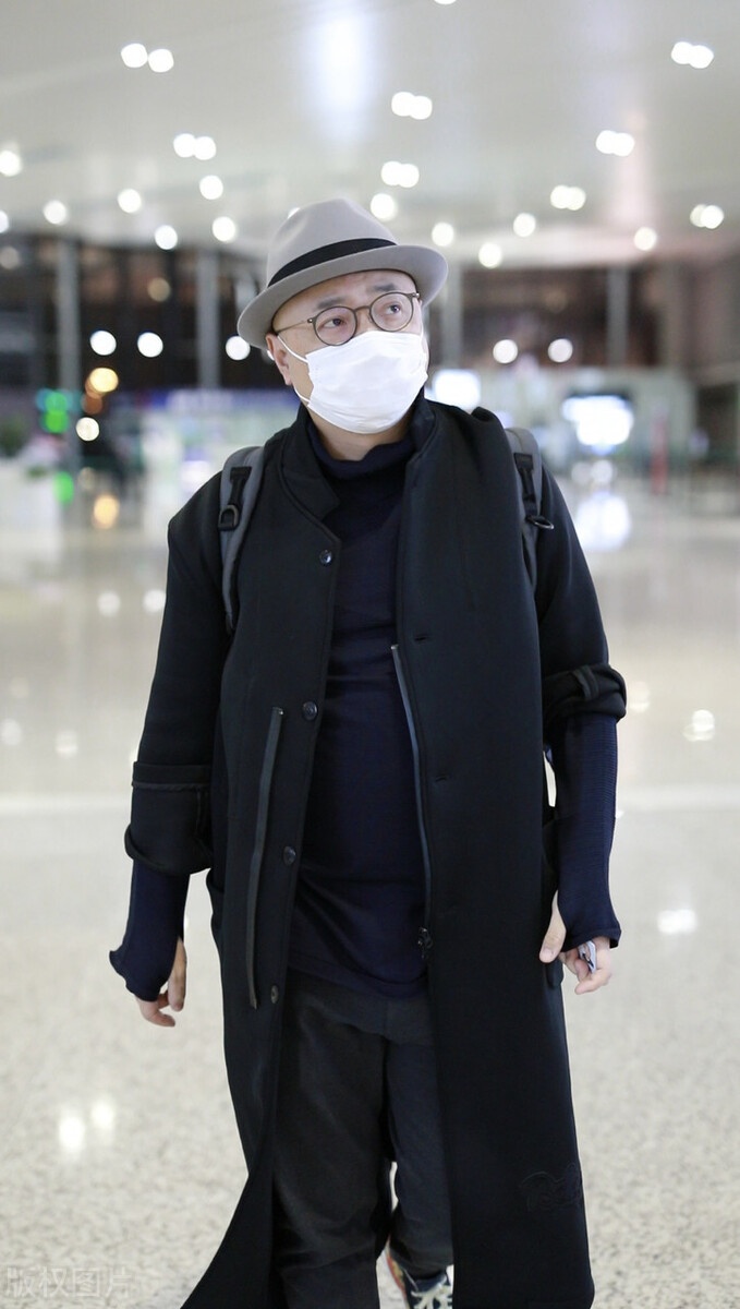 徐峥头戴礼帽身穿黑色长风衣,大腹便便走路带风,很有老上海味道