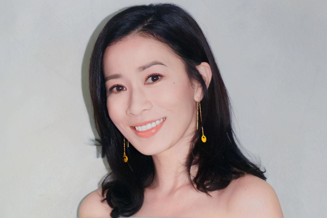 佘诗曼在香港的家,在客厅能看到半个香港,卫生间的设计却像酒店