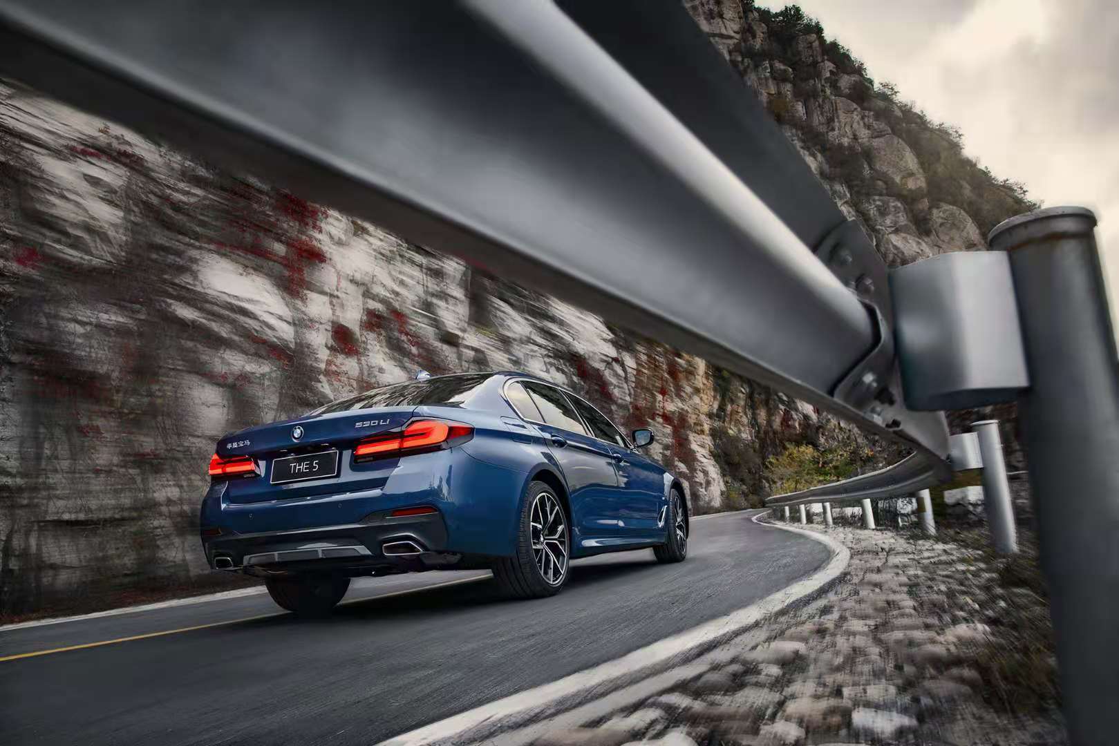 开着新宝马5系山路狂飙,我竟忘了它有5米长