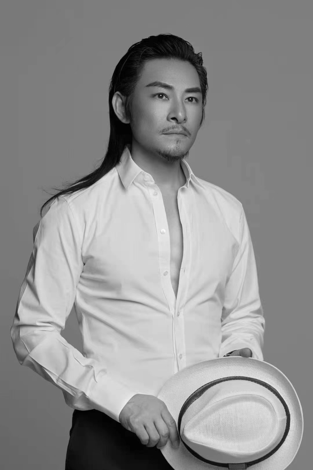 杜奕衡黑白文艺大片儒雅睿智,迷人眼神故事感爆棚