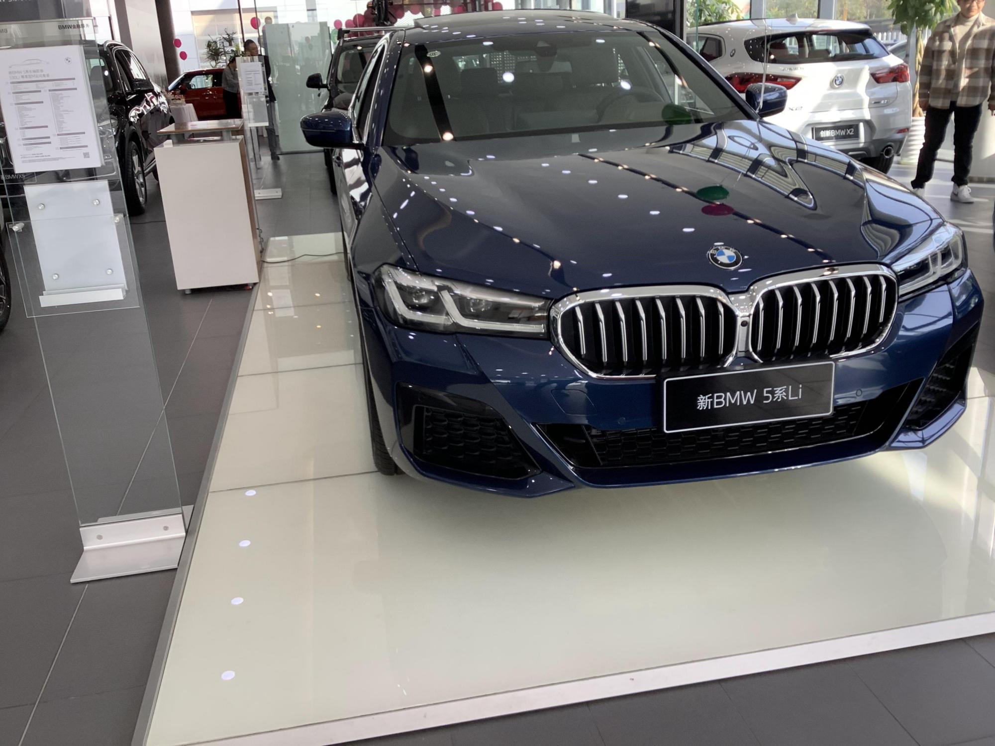 2021款宝马5系到店,量子蓝比e级大气,2.0t配电动天窗