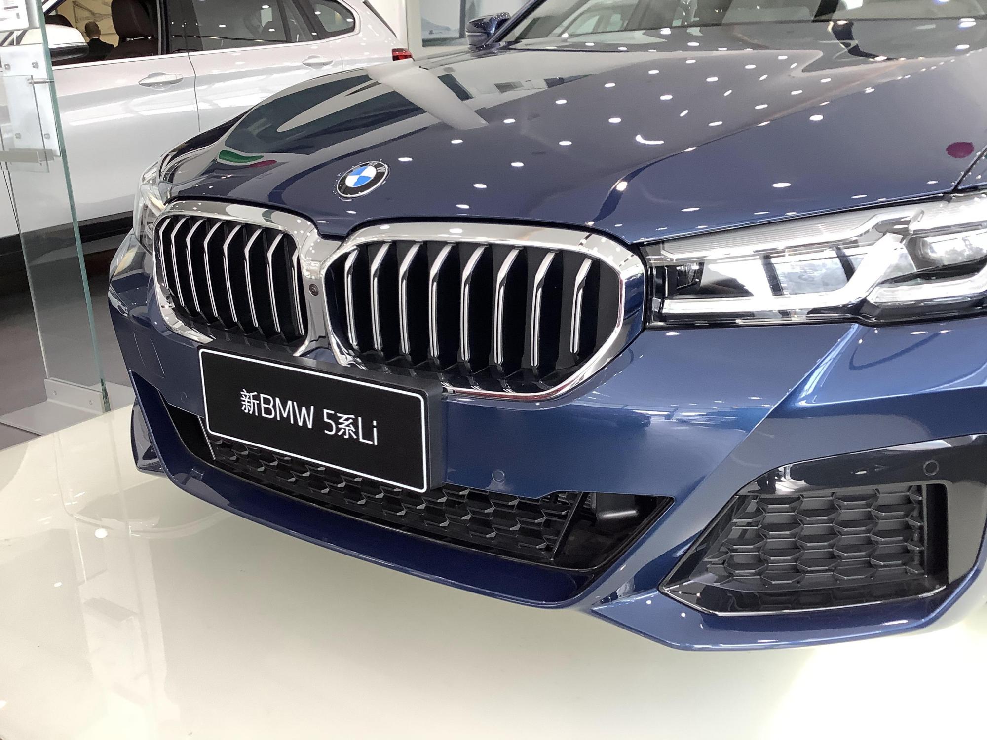 2021款宝马5系到店量子蓝比e级大气20t配电动天窗