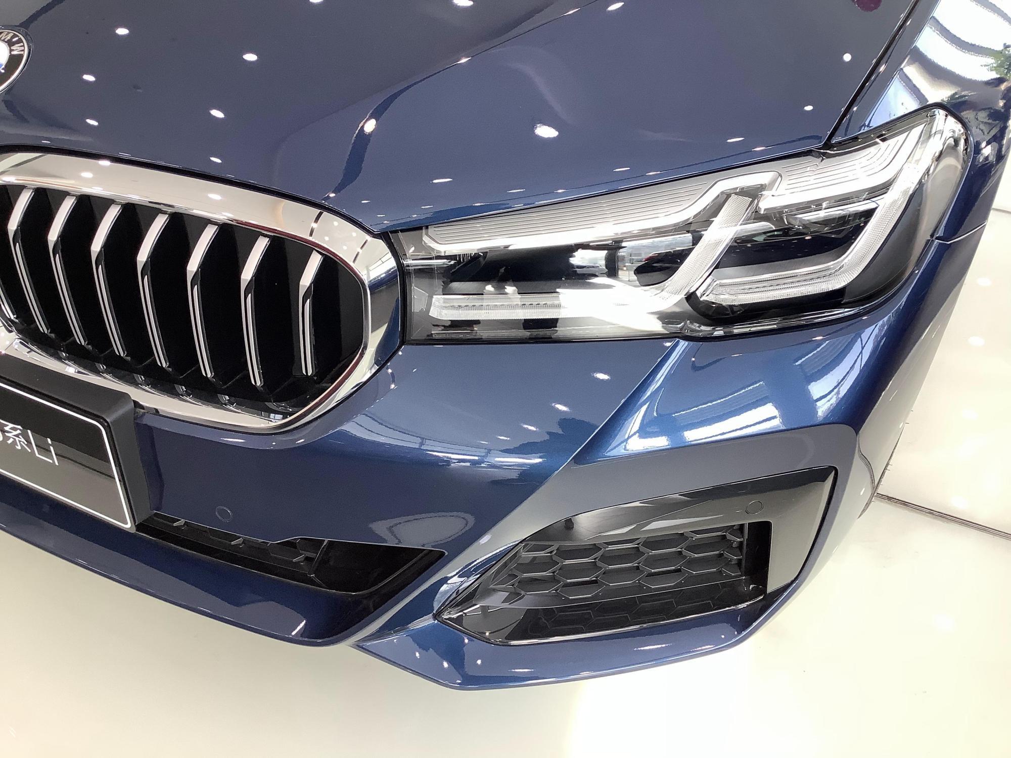 2021款宝马5系到店量子蓝比e级大气20t配电动天窗