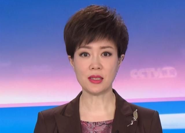 央视主持李文静当万人观众前打哈欠,竖中指被骂,今46岁怎样了?