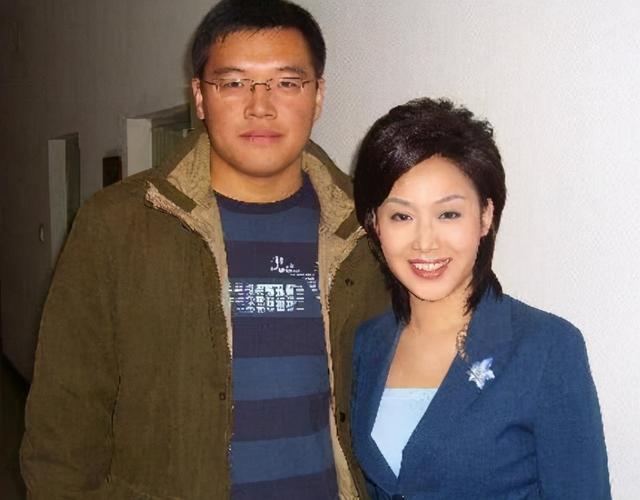 《新闻联播》主播郑丽,丈夫是赵普?当事人已辟谣,她老公是谁?
