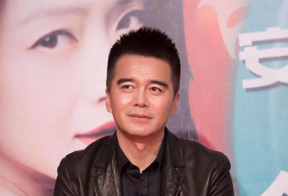 饰演祁红伟的许亚军,受到了观众们的一致好评,迎来了事业的新高峰.