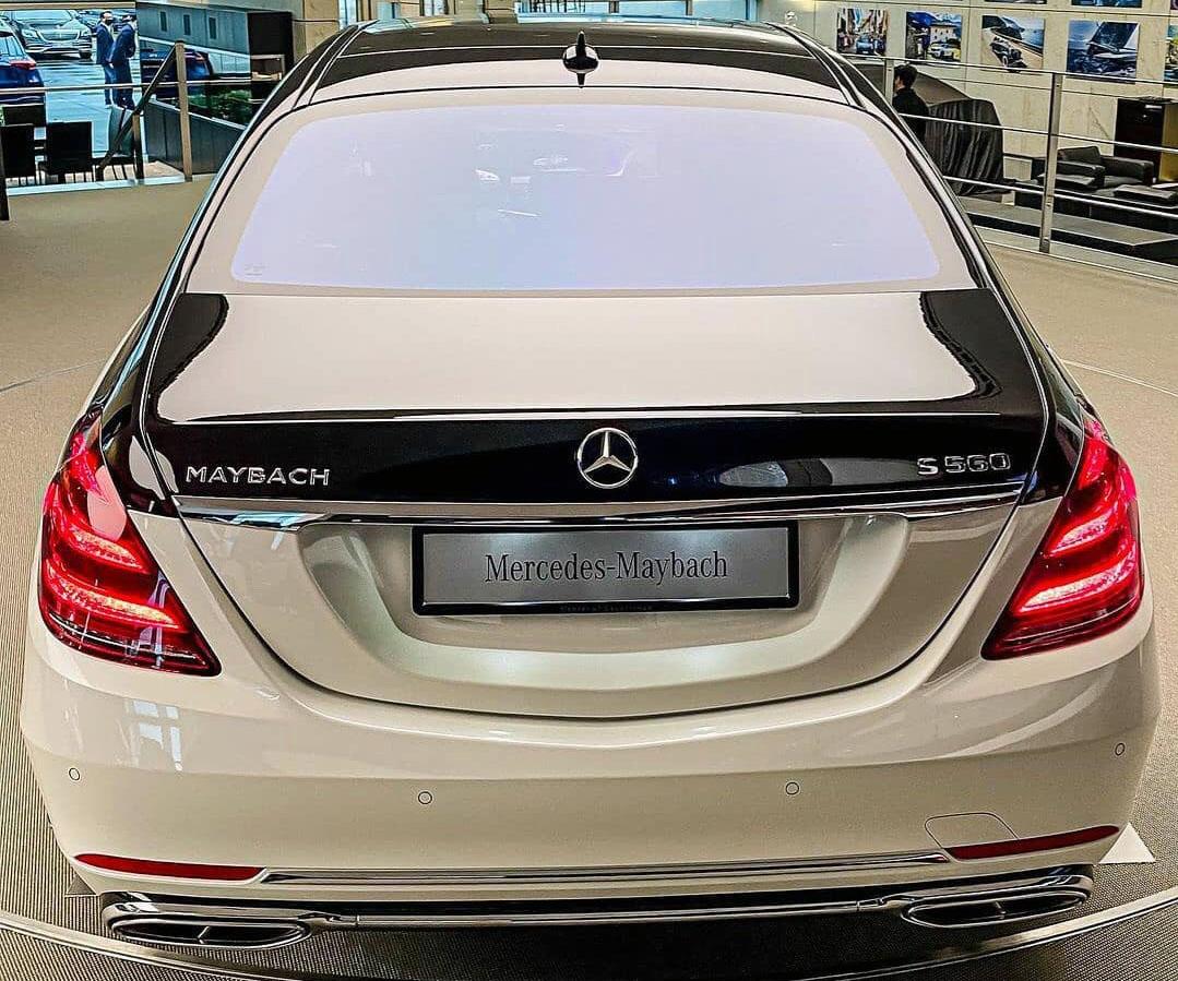 相比于新一代奔驰s级(或者后期的迈巴赫),现款的前车头塑造更趋于方正