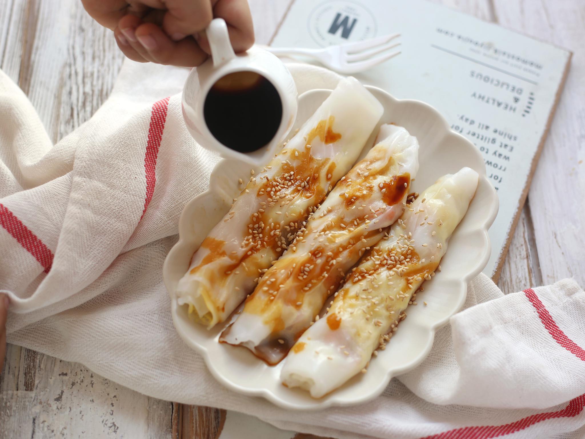 馅料也是丰富多样,可以根据个人口味喜好来放,比如鸡蛋肠粉,肉末肠粉