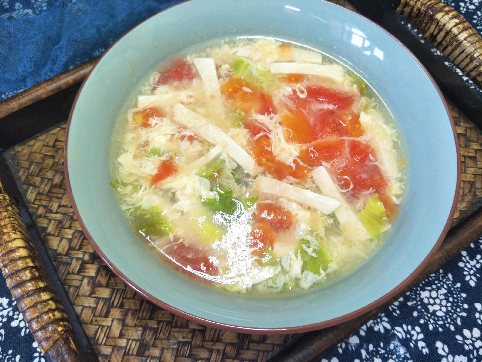 天气冷了,煮一锅浓浓鲜汤,不放肉也香,好喝又温