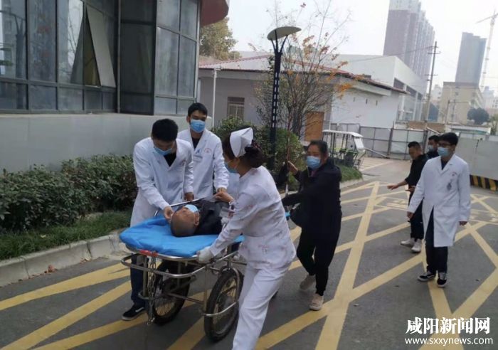 老人就诊途中摔倒保安医生开辟绿色通道救人