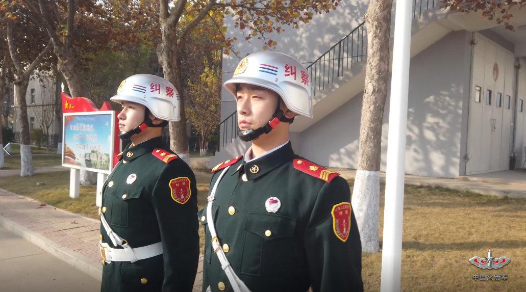 东风快递小哥与纠察之间的误会