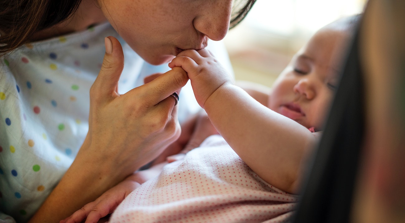 想亲宝宝,又怕宝宝得亲吻病?宝爸示范"保鲜膜式亲亲"