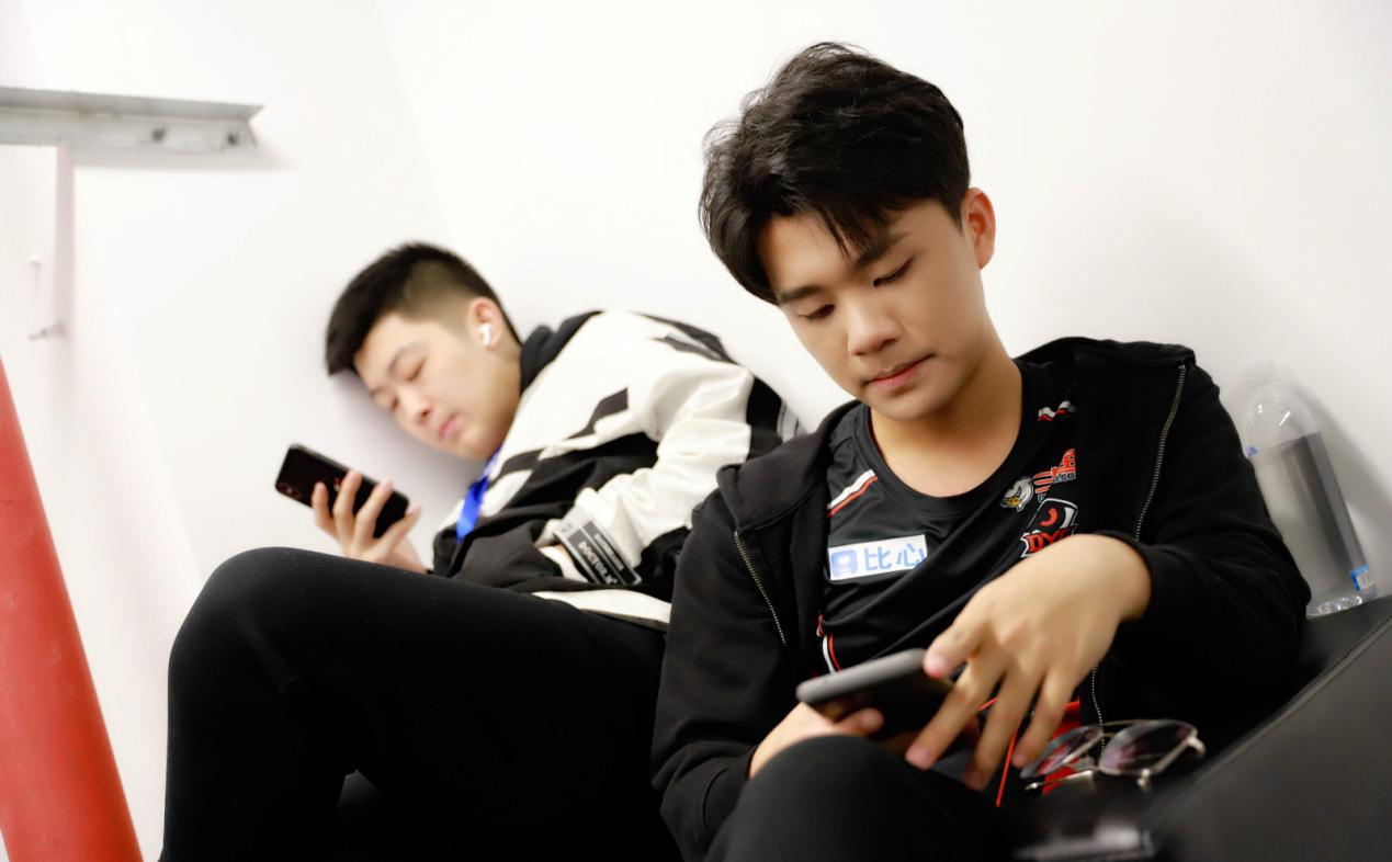 kpl:萧玦"工具人身份"坐实,毫无carry的想法,季后赛真能行?