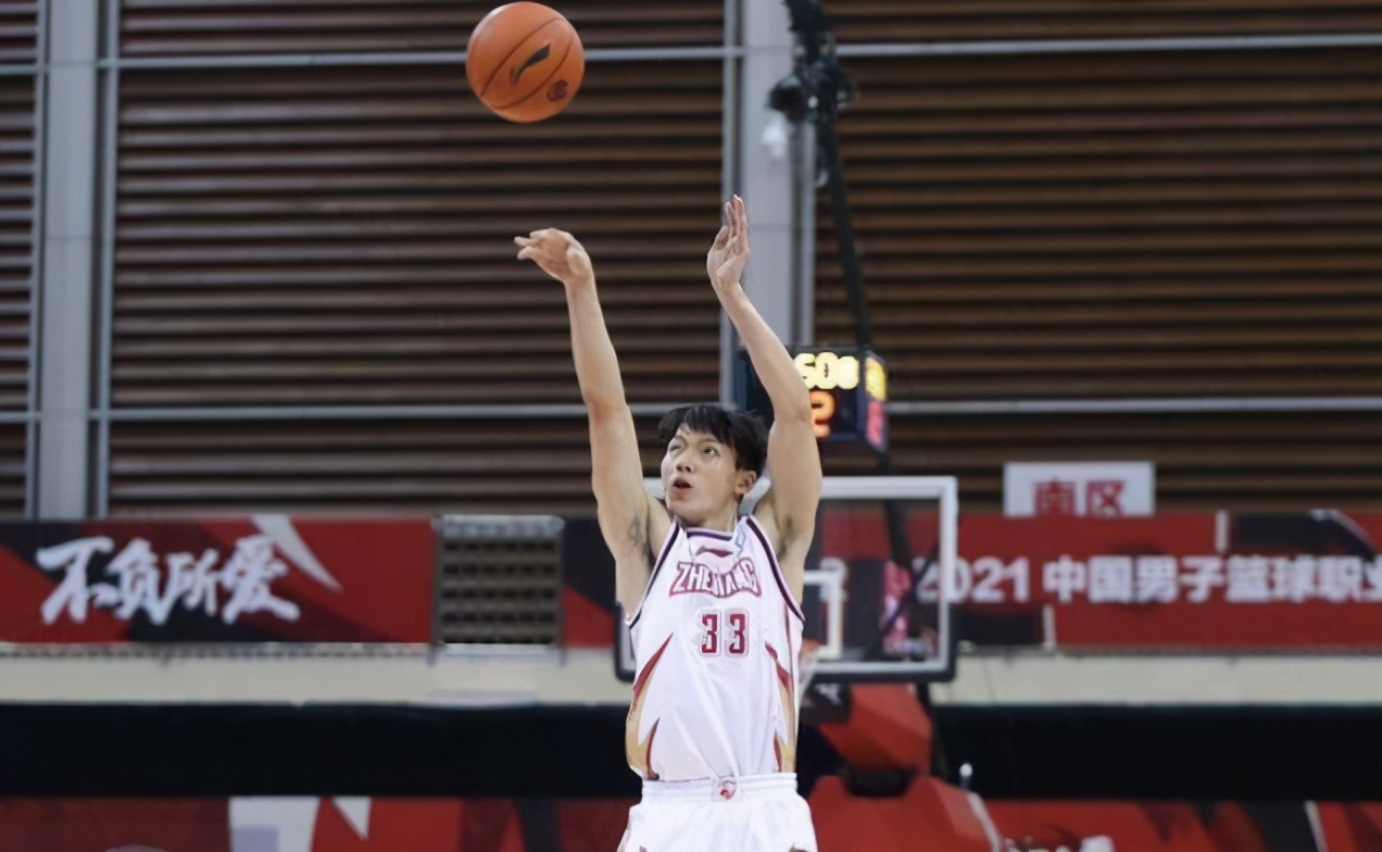 投篮能力上吴前毋庸置疑,如今吴前的强投三分以及在高强度压迫下的三