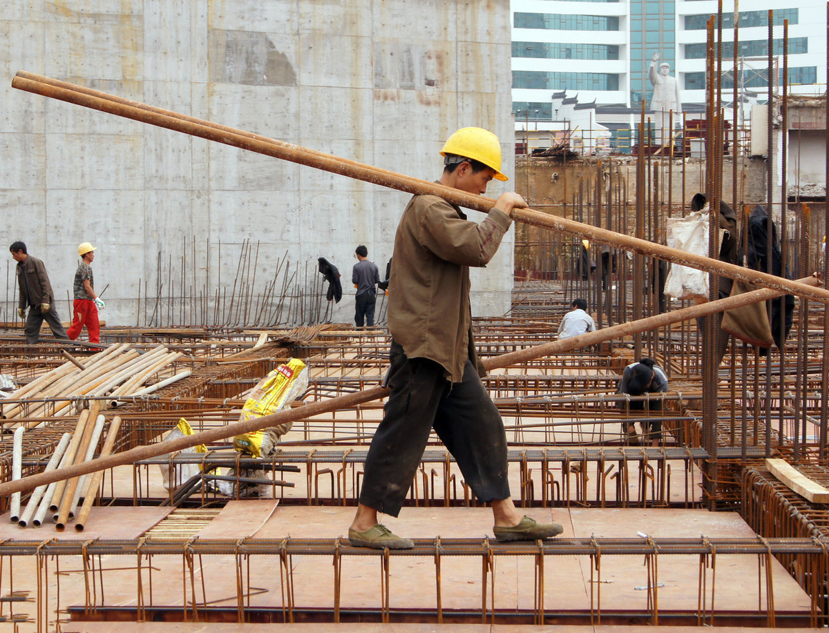 打工,城里的体面工作都需要高学历才能做,陆红兰无奈,只能去工地上干