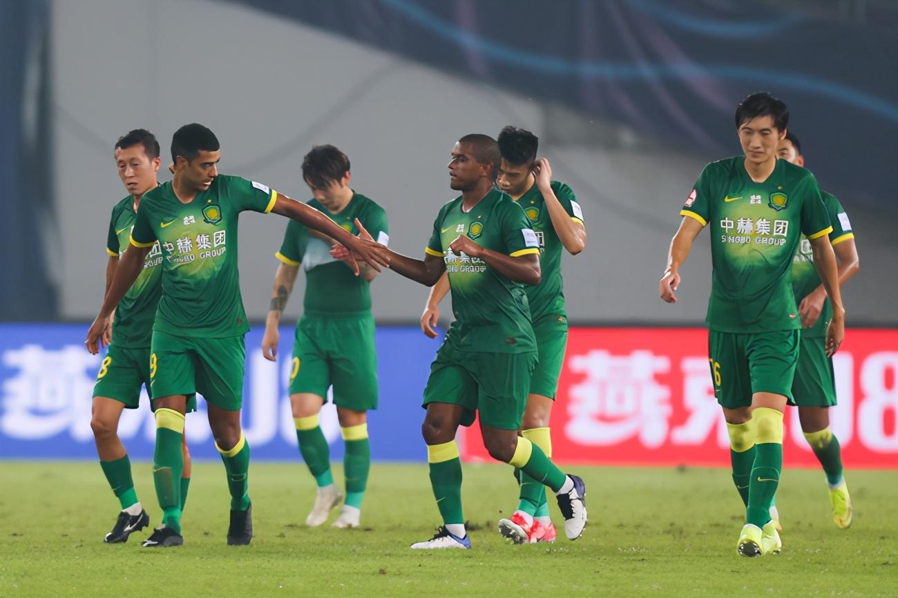 北京国安25员战将出征亚冠,抵达多哈后将身着全套防护装备入关