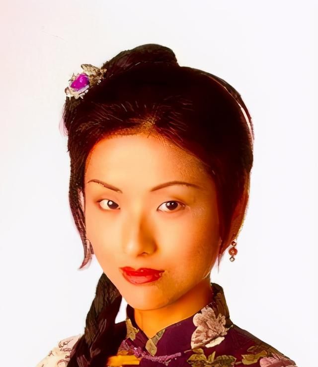 徐洁莹饰演的方怡,一身傲骨,挺难追;邝文珣饰演的沐剑屏,乖巧可人