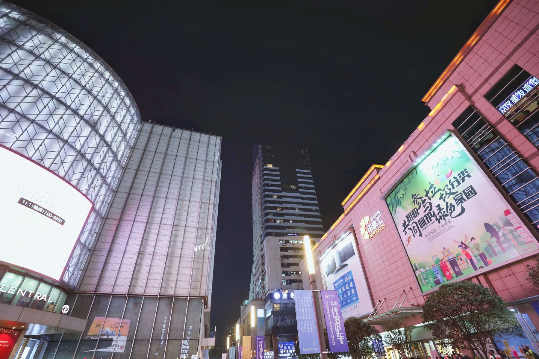 南京最著名的商业街,被誉为"中华第一商圈",年销售额超300亿