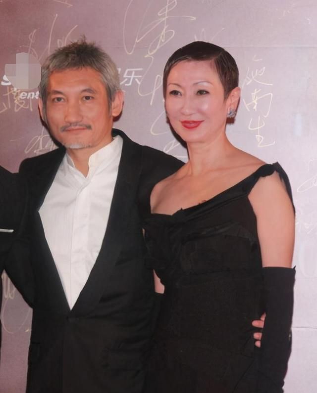 70岁徐克与小30岁女友聚餐被拍!钻戒抢眼,前妻施南生还孤身一人