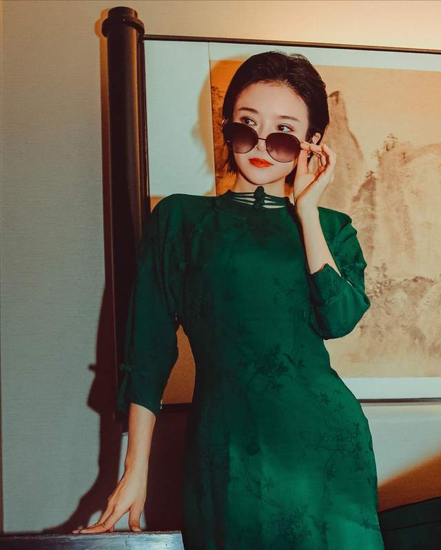 金奖蔡紫事业全面开花穿绿旗袍端庄美过董卿搭档张国立太厉害