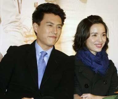 靳东老婆李佳晒美照鼻梁高挺气质优越秀无名指钻戒太甜蜜