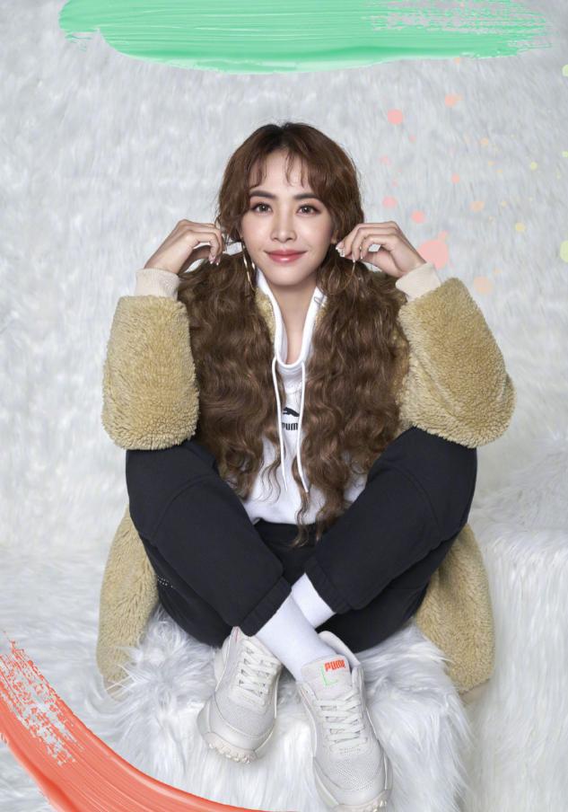 40岁蔡依林真"嫩",双马尾卷发少女感满满,甜美可爱又高级