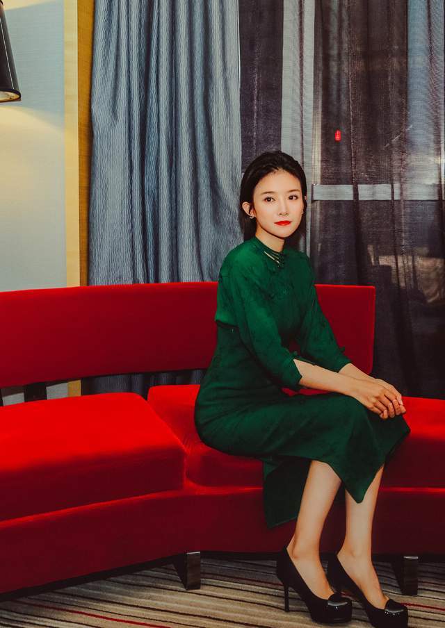 金奖蔡紫事业全面开花穿绿旗袍端庄美过董卿搭档张国立太厉害